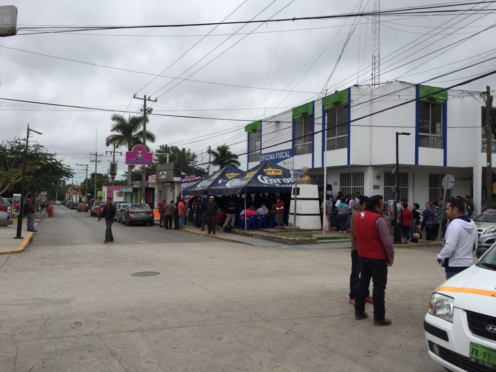 Largas filas en oficina fiscal de contribuyentes