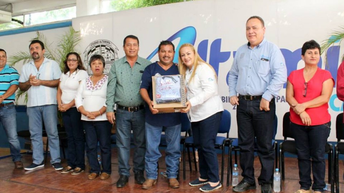 Entregan uniformes a empleados municipales