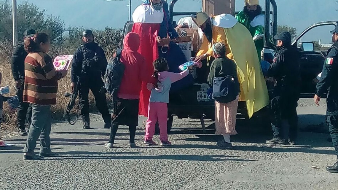Policía Estatal entrega regalos y dulces a niños de sectores populares