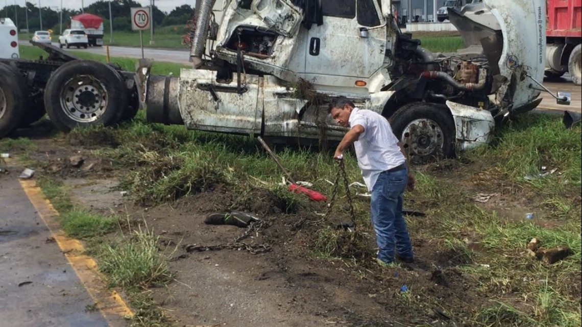Daños materiales, deja volcadura de tractocamión cerca del puerto de Altamira
