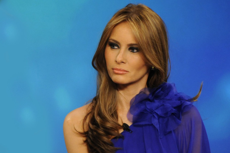 Melania Trump reitera demanda contra diario que la llamó prostituta