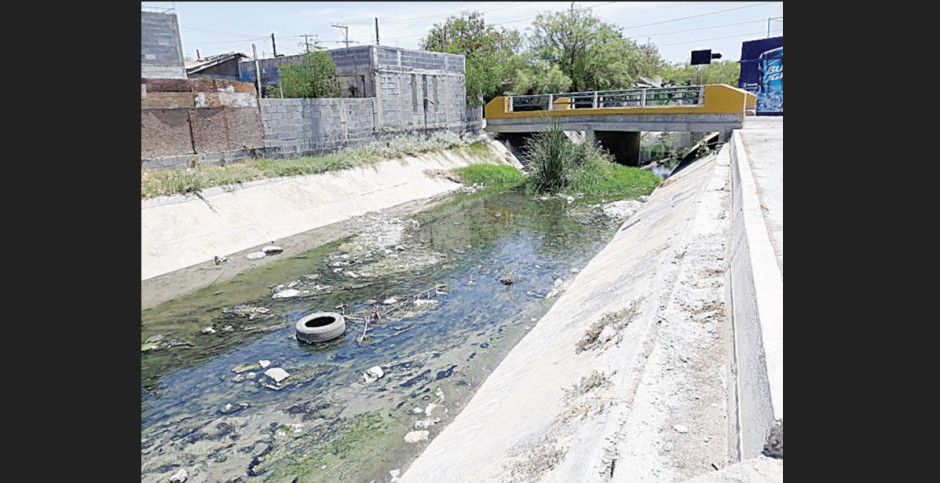 Canal de aguas negras rodea la colonia Nueva Era