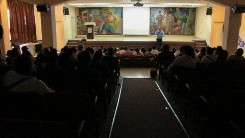 Realizan conferencia para empleados del Ayuntamiento