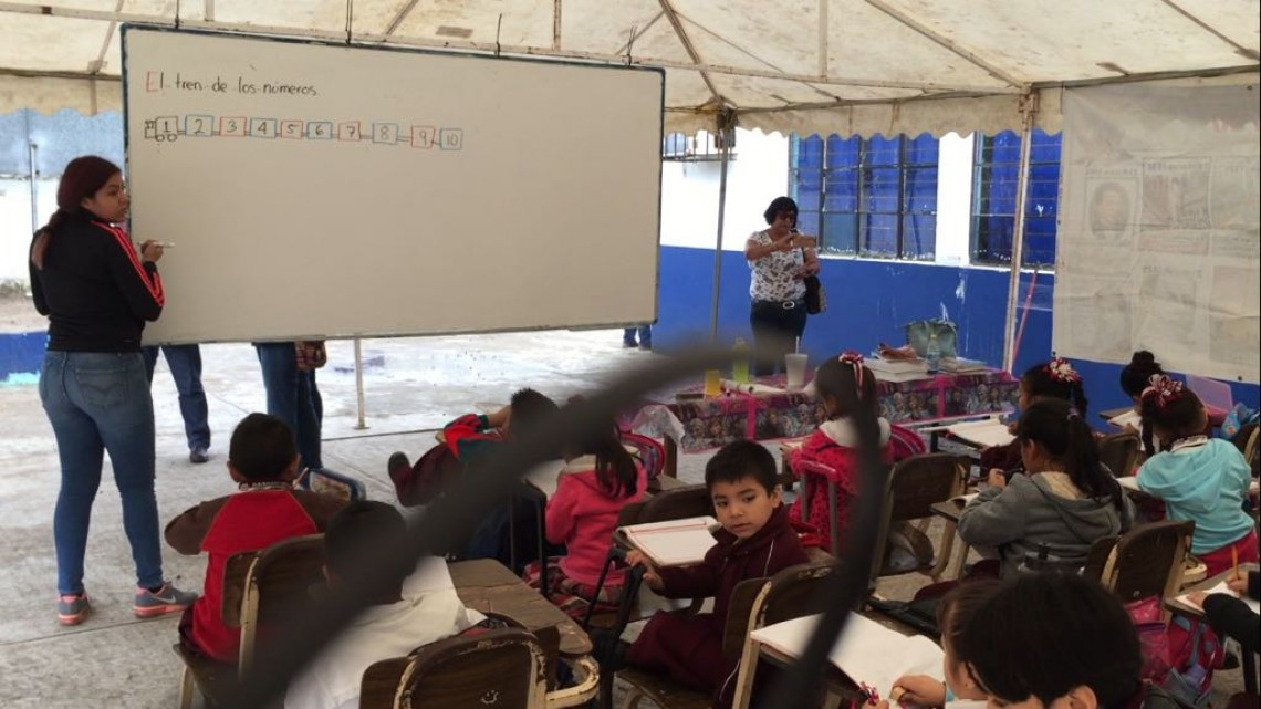 Niños de primaria estudian en el patio de la escuela