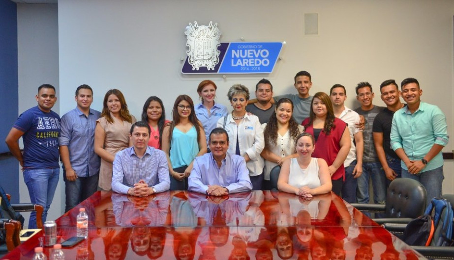 Despide Enrique Rivas a jóvenes de la UT que estudiarán en Francia