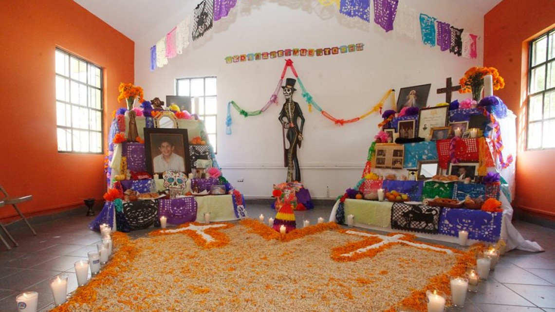 Pdta. del DIF realiza recorrido de altares