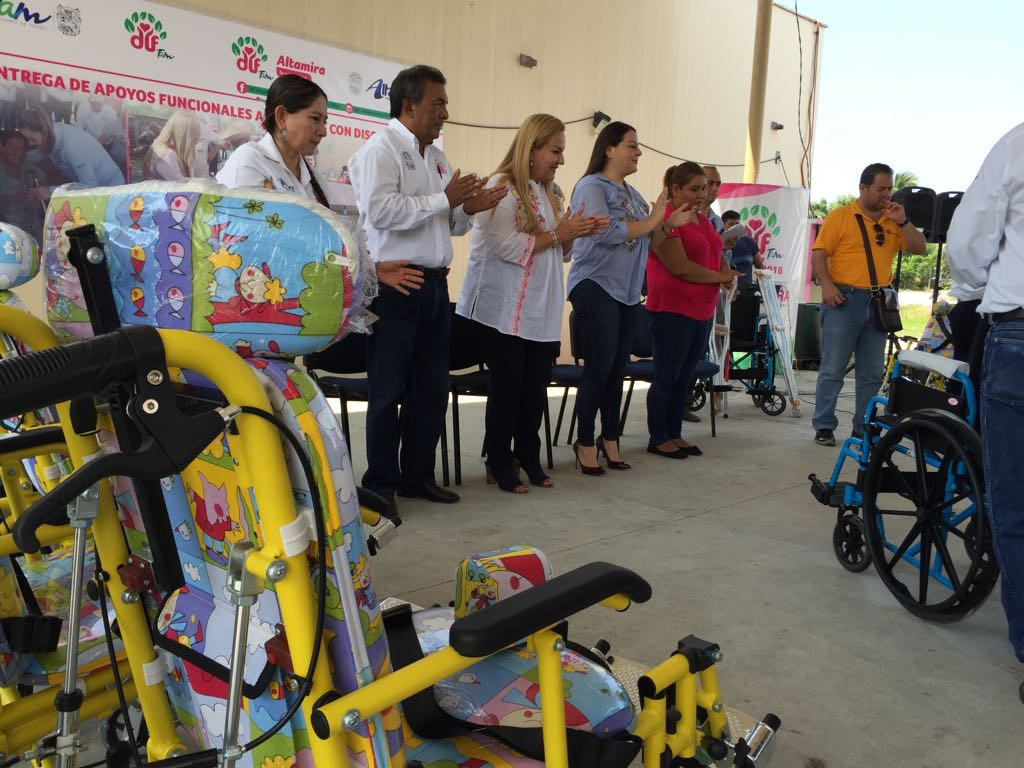 Entregan aparatos funcionales a personas con alguna discapacidad
