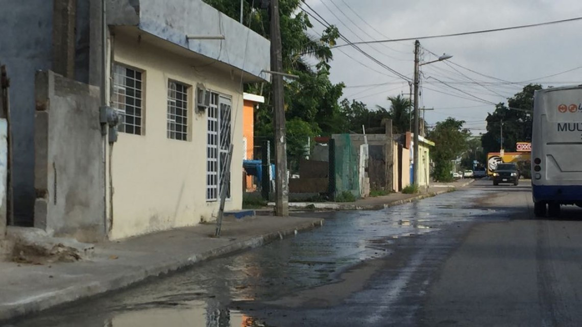Agua se desperdicia por enorme fuga en sector Montealto