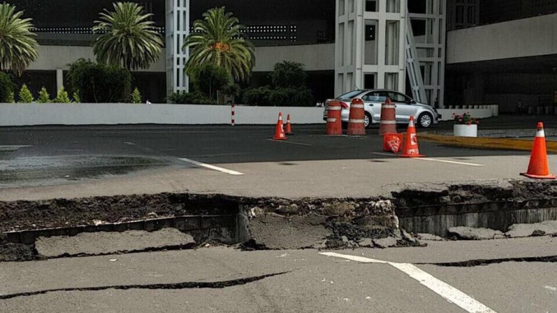 Reportan daños en edificios y avenidas tras sismo en CDMX