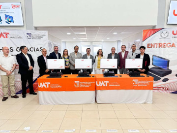 Entrega rector de la UAT equipamiento a universitarios de Nuevo Laredo