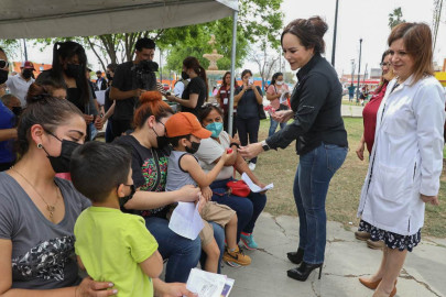  Alcaldesa Carmen Lilia Canturosas acerca vacunación contra el COVID--19 a población