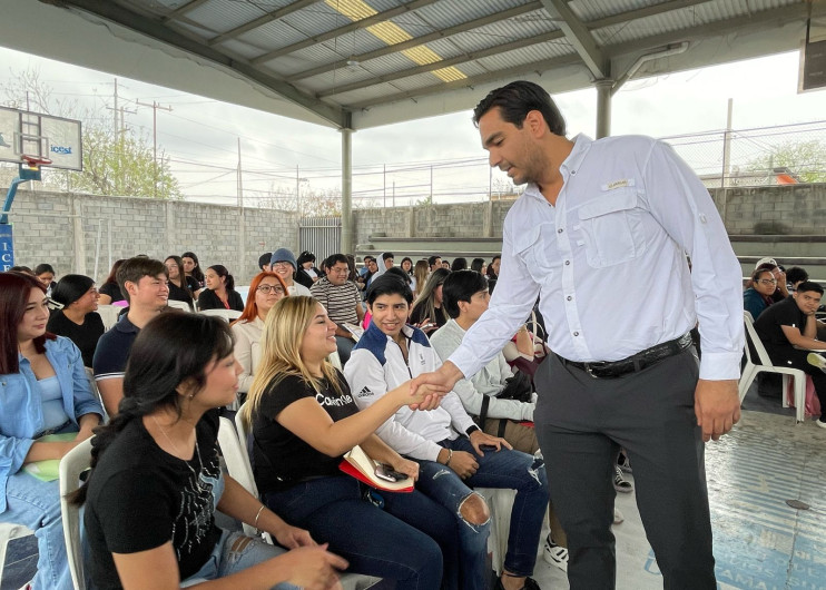 Alcalde visita universidades para entregar becas de titulación