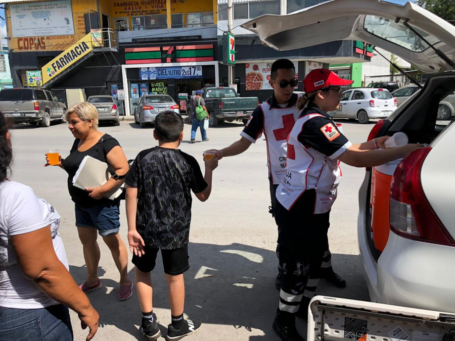 Regala Cruz Roja bebidas hidrantes frente a hospitales 