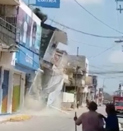 Edificio afectado por sismo se desploma en Juchitán