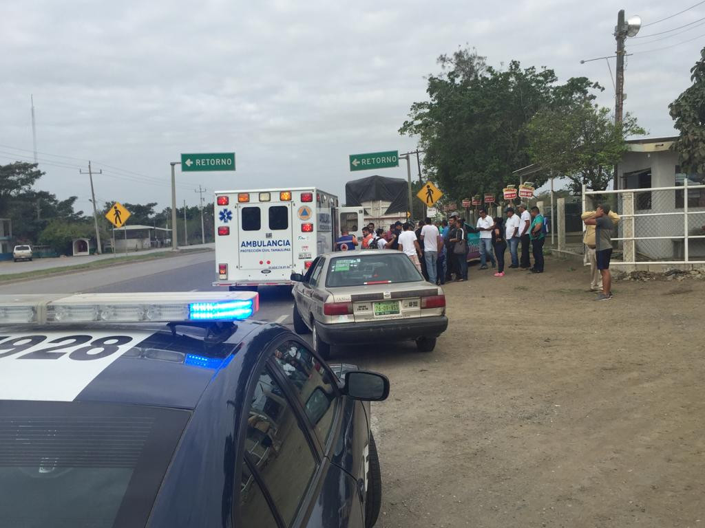 Tráiler choca carro de ruta en carretera federal
