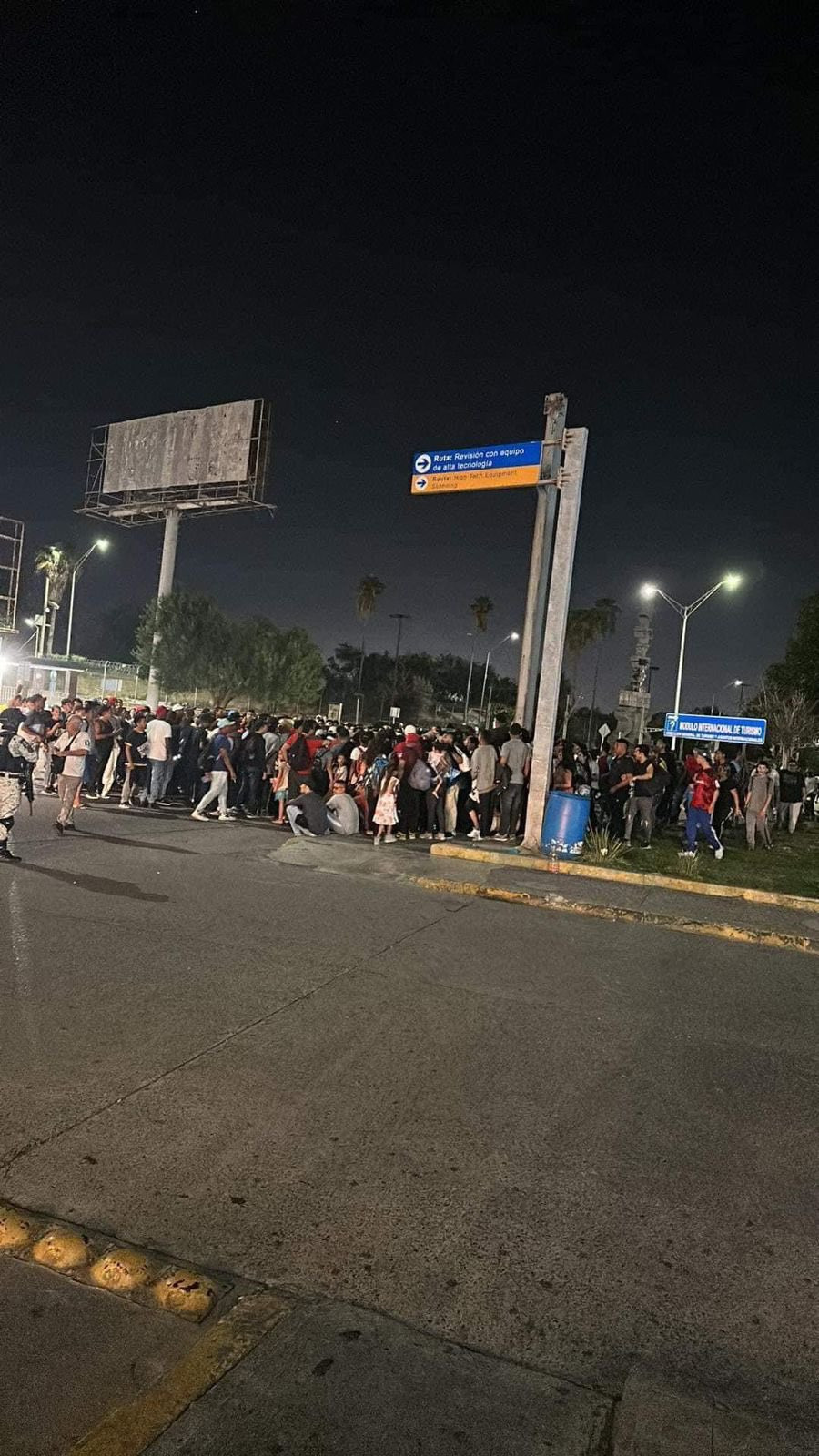 Migrantes intentan ingresar de manera ilegal a EU por puente de Matamoros