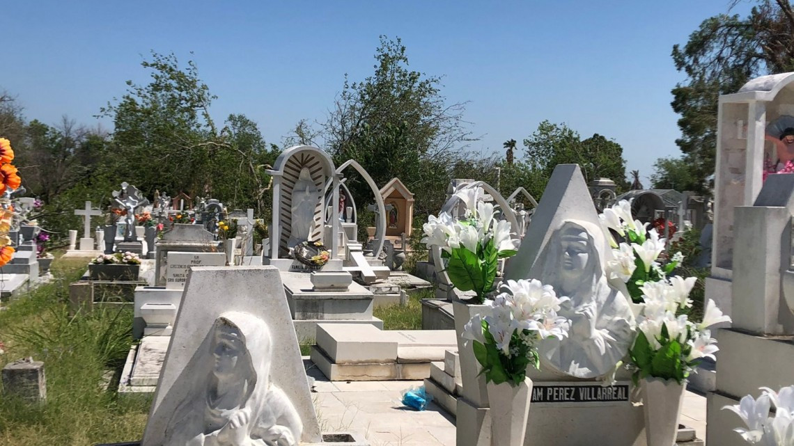 Ayuntamiento de Nuevo Laredo comenzó con las labores de limpieza y mantenimiento en panteones municipales por el Día de Muertos 