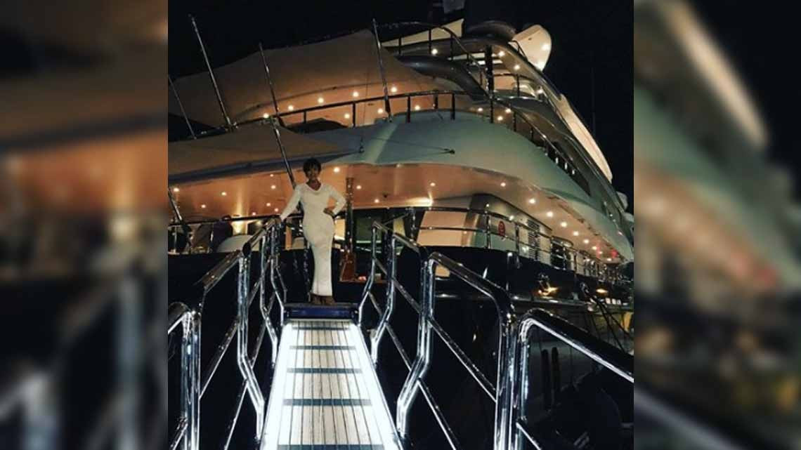 Kris Jenner derrama sensualidad y elegancia en yate