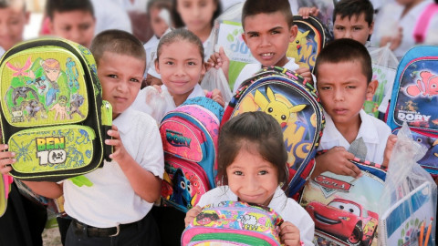 Entrega DIF útiles escolares a niños de CONAFE y CAIC