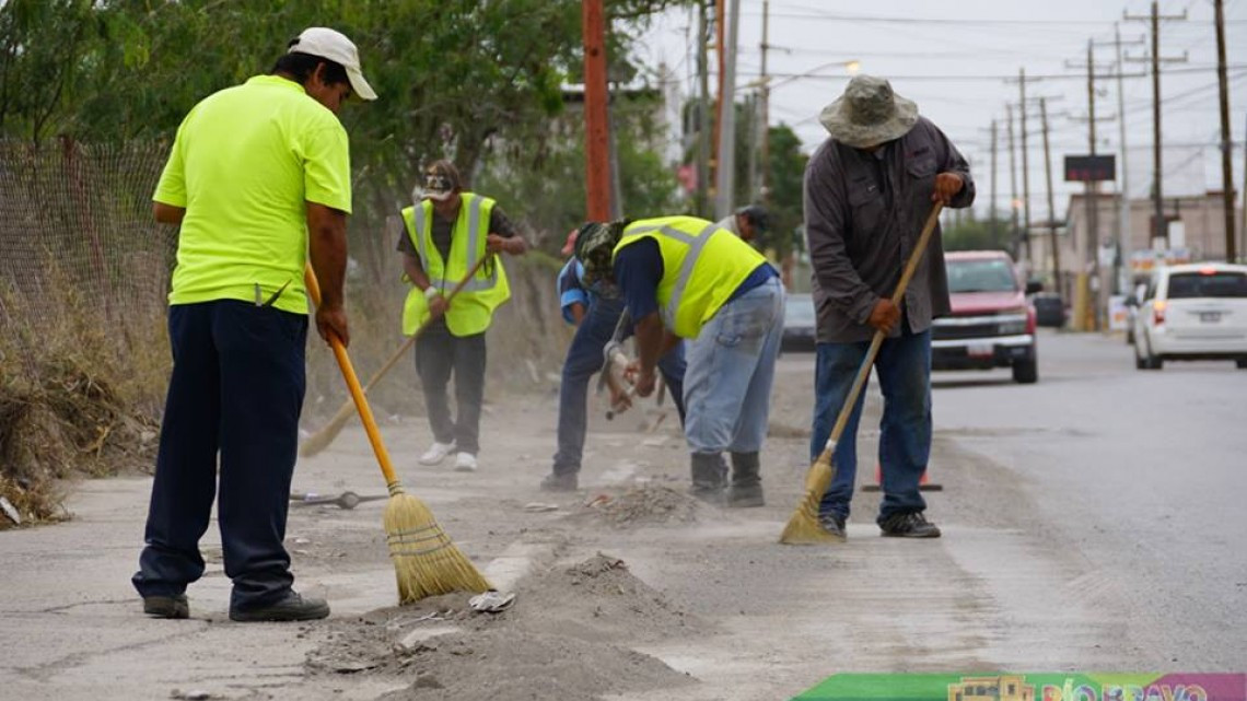 Realizan labores de limpieza en calle Cuauhtémoc