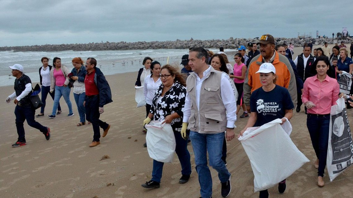 Coordinan esfuerzos Andrián Oseguera y ONG para limpiar playa Miramar 