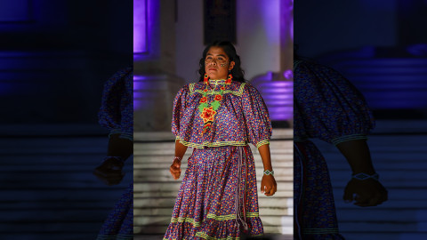 Participa Lorena Ramírez, corredora rarámuri, en pasarela en Complejo Cultural Los Pinos