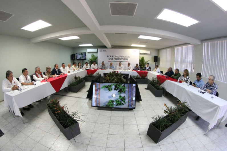 Mantienen acercamiento con constructores