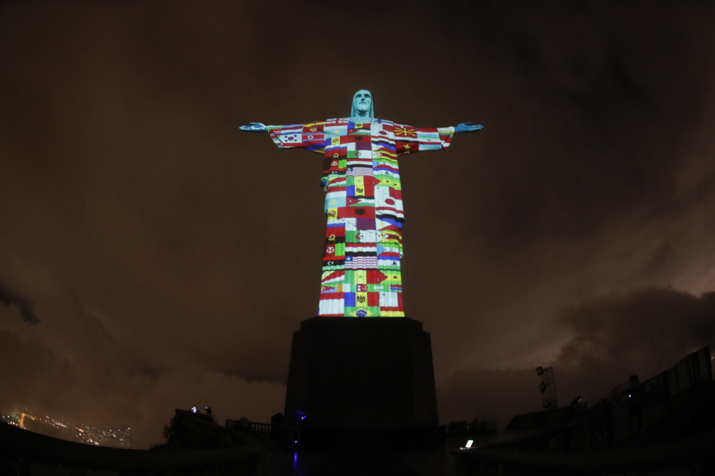 Cristo redentor se pinta con las banderas del mundo frente a coronavirus