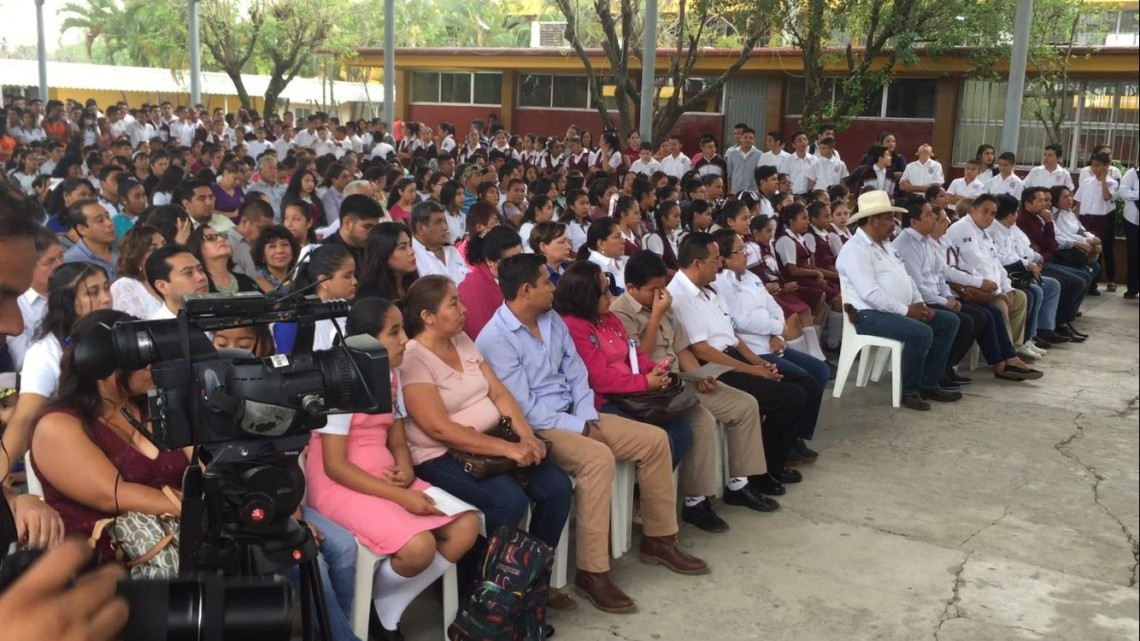 Premian desempeño académico con becas escolares