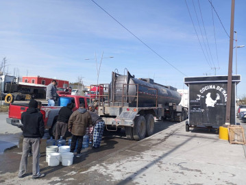 Por falta de suministro eléctrico de CFE en planta Norte; Gobierno Municipal facilita agua potable a familias del Poniente 