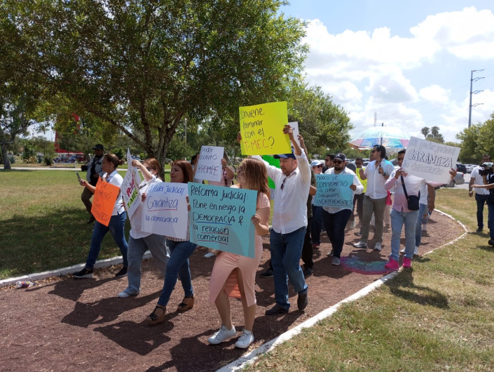 Trabajadores del PJF Marchan frente al Consulado de E.U. en Matamoros