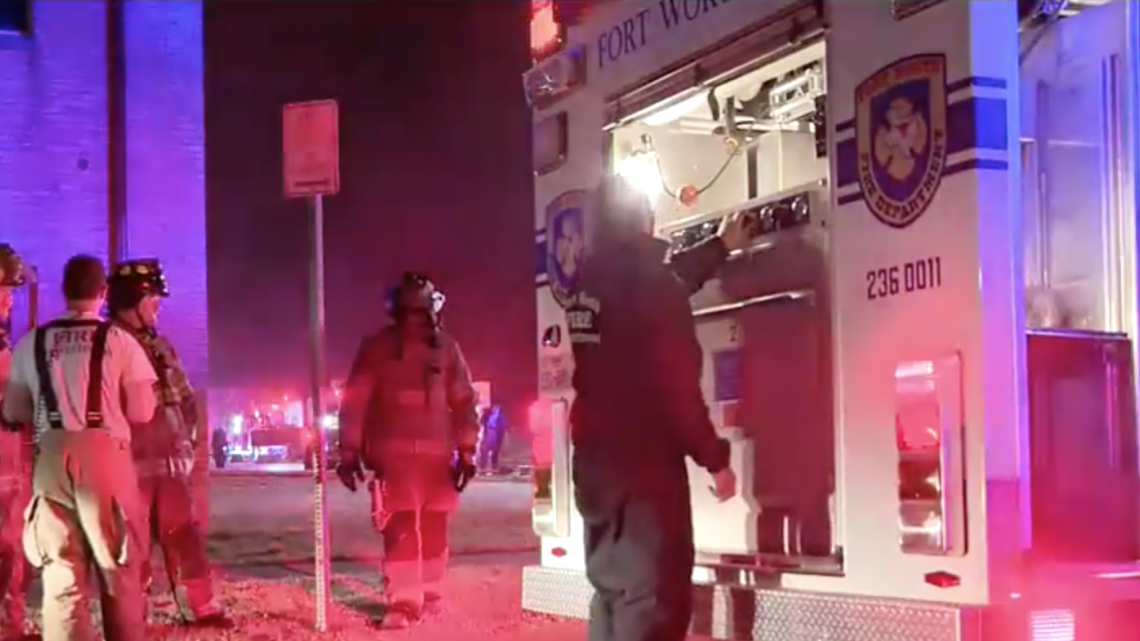  Se incendia iglesia en Fort Worth; rescatan a seis personas