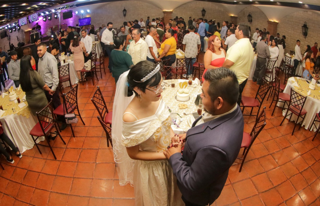 Reciben acta de matrimonio 140 parejas de campaña de matrimonios colectivos 