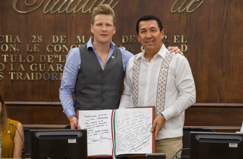 Recibe Alcalde Mario López a Alexander Acha “Mr. Amigo 2023”, firma libro de visitantes distinguidos