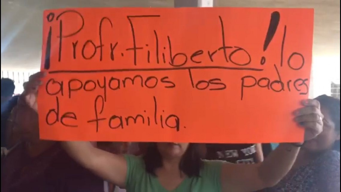 Mamás arman zafarrancho para defender a director destituido