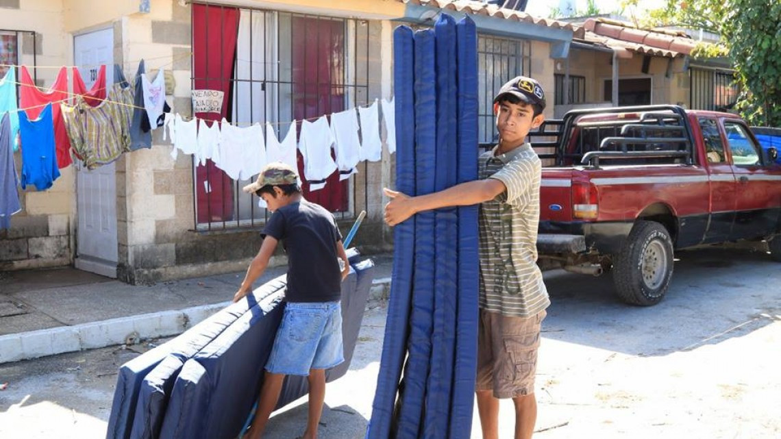 Ayuntamiento apoya a familia afectadas por inundaciones