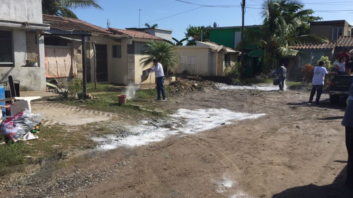 COEPRIS realiza labores de saneamiento en la zona de inundación