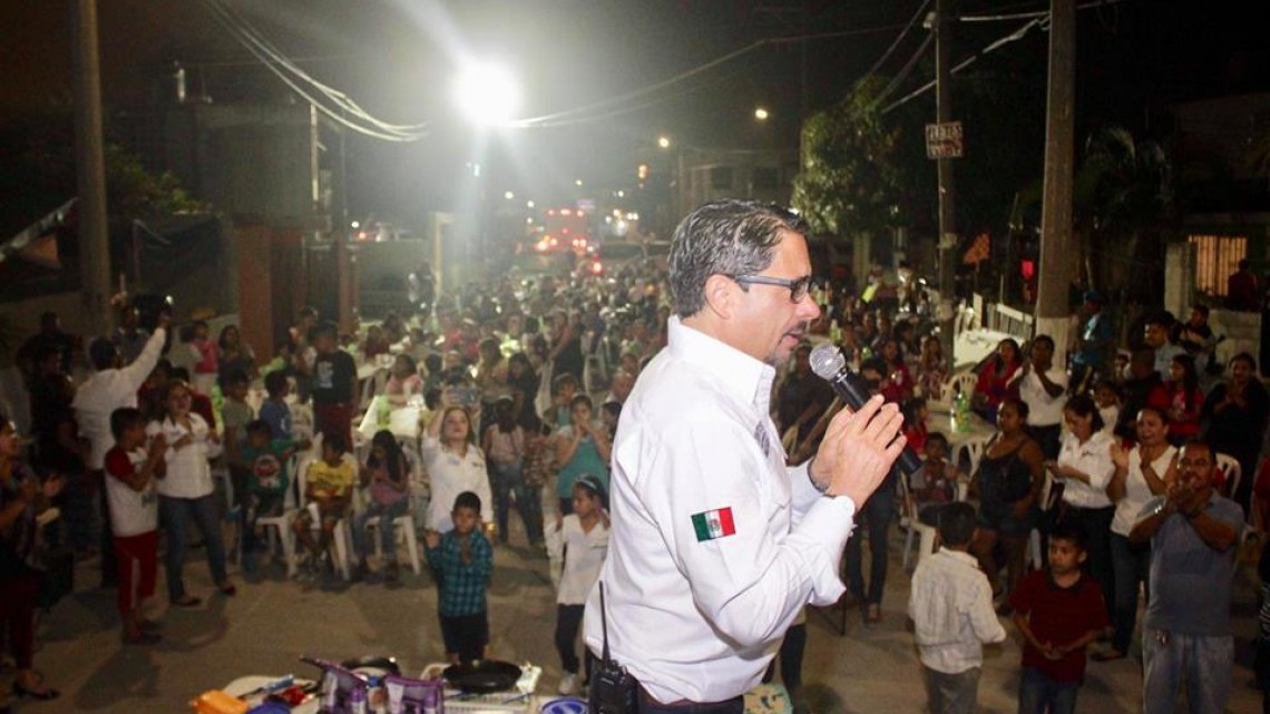 Llevan a colonias de Madero “Gira Navideña”