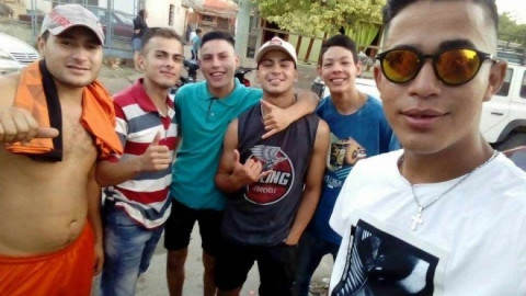 ¡Más personas así! Dan empleo a joven que escribió a mano su CV