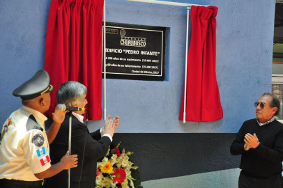 Con placa conmemorativa es como recuerdan a Pedro Infante