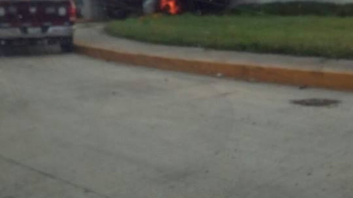 Chocan de frente auto y tráiler