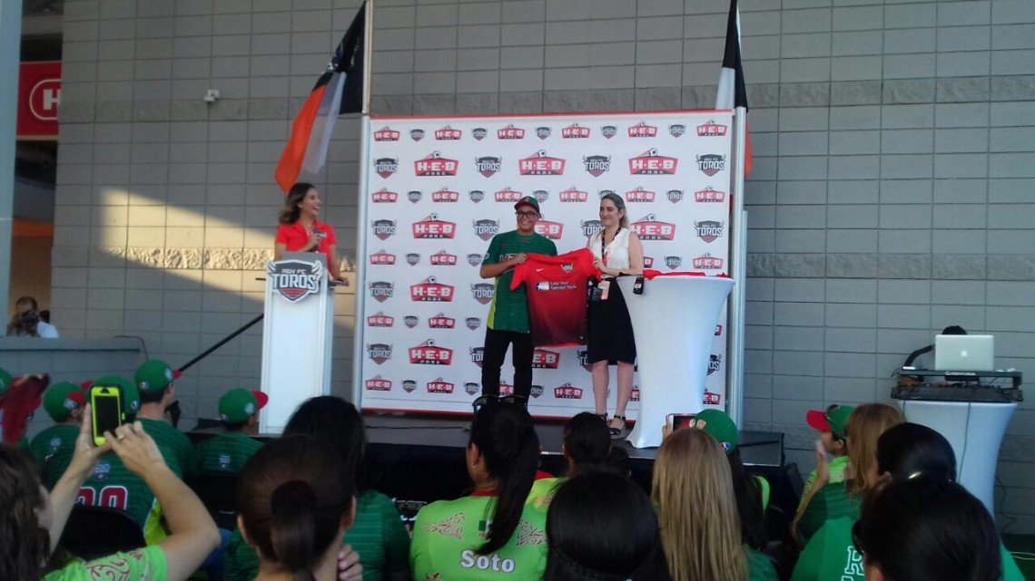 Festejan a la Treviño Kelly en HEB Park