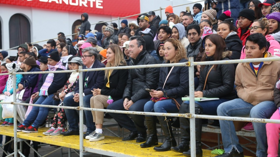 Familias disfrutan de espectacular Patinaje Artístico