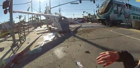 Policías de los Ángeles salvan a piloto de morir arrollado por un tren