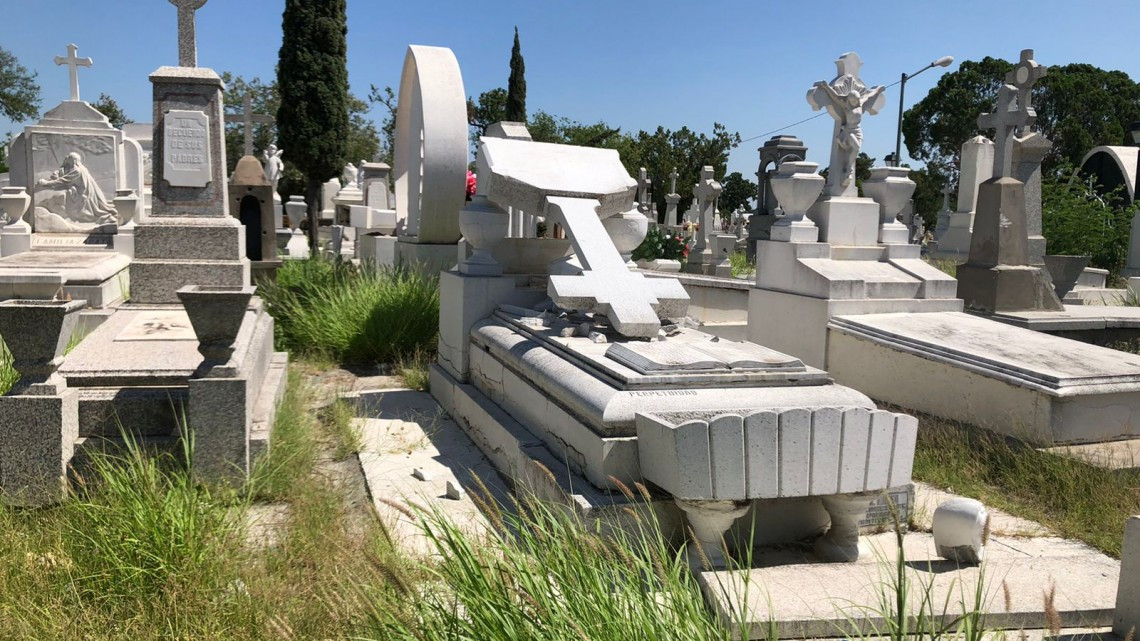 Ayuntamiento de Nuevo Laredo comenzó con las labores de limpieza y mantenimiento en panteones municipales por el Día de Muertos 