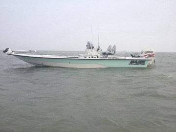Guardia Costera rescata a tres hombres después que su barco se volteara en Port Isabel