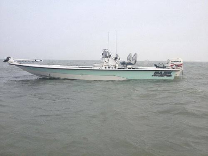 Guardia Costera rescata a tres hombres después que su barco se volteara en Port Isabel
