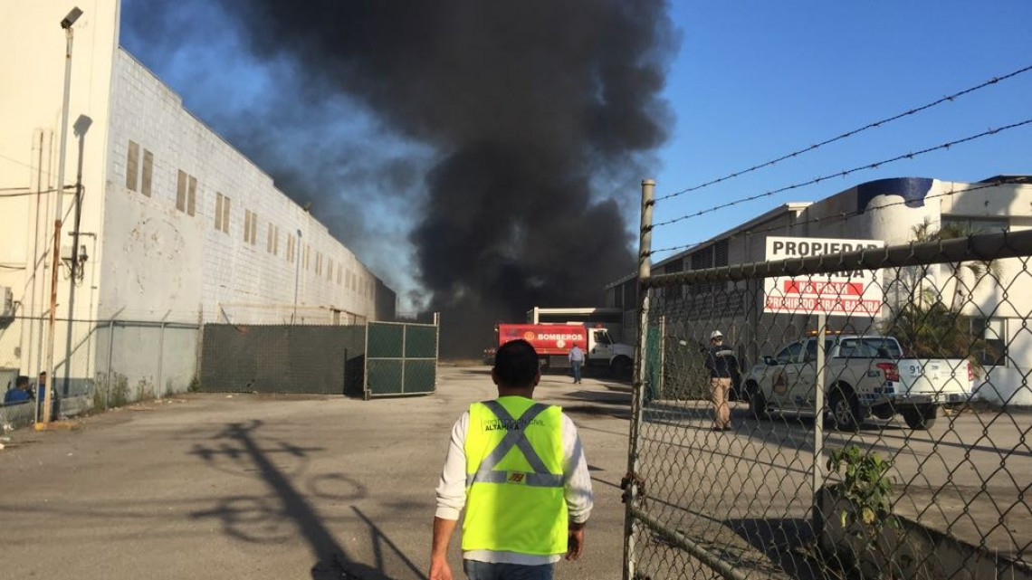 Quema de llantas amenaza con incendiar bodegas