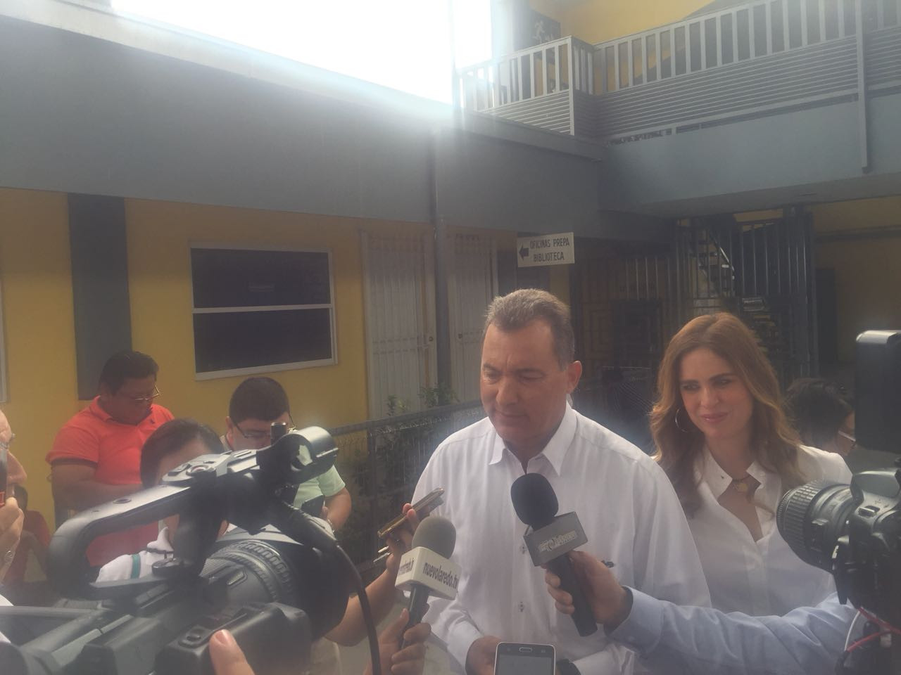 Candidato de Morena arriba a casilla para emitir su voto