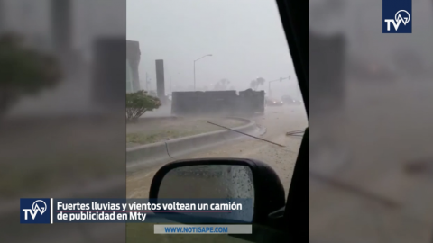 Fuertes vientos derriban camión de publicidad en Mty 